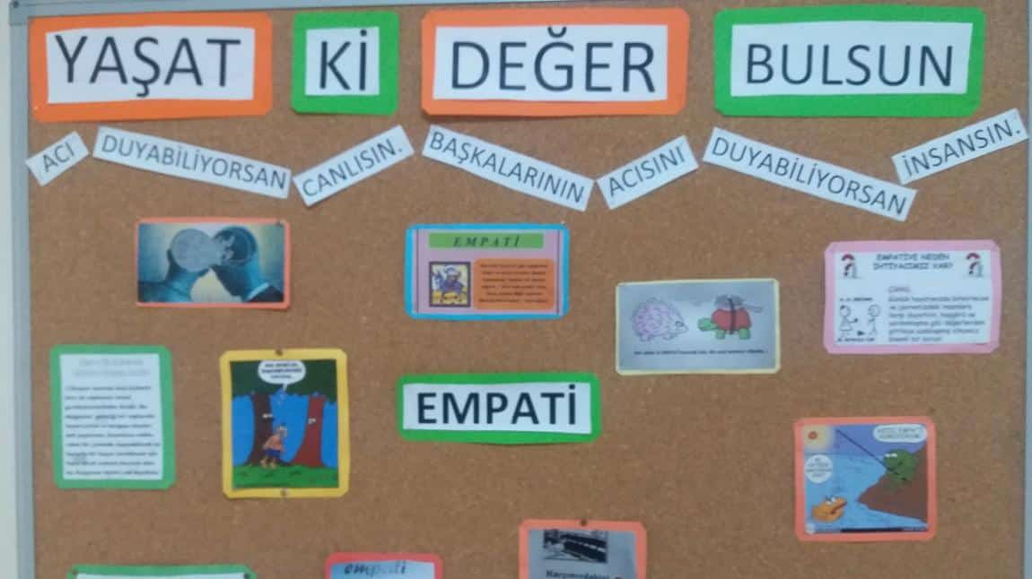 Yaşat Ki Değer Bulsun Projesi' Kasım Ayı 'EMPATİ' Değeri Okul Panomuzda Yerini Aldı.